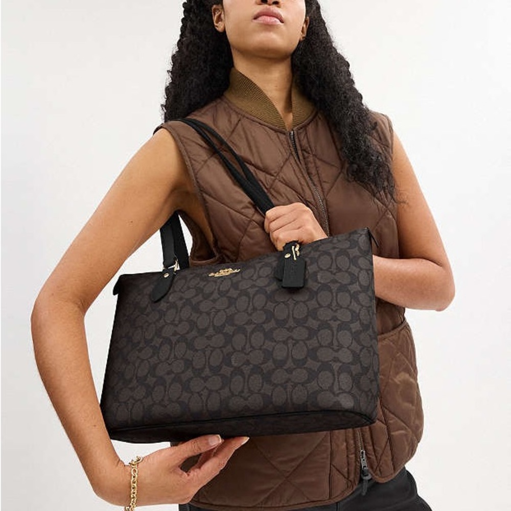 Coach Gallery Tote Bag In Signature
Canvas LikeNew